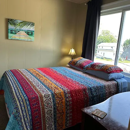 Scenic, Comfy Riverfront Apartment